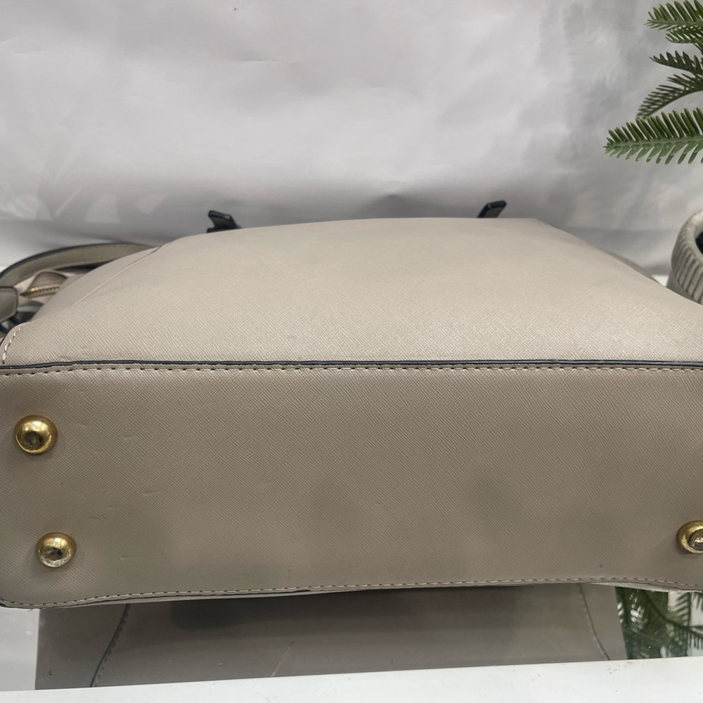 Michal Kors Leather Bag - Picture 6 of 13